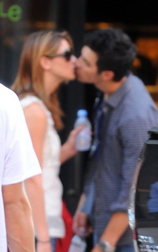  Ashley & Joe Jonas baciare