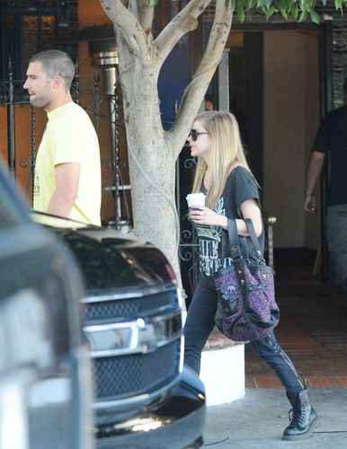  Avril Lavigne and Brody Jenner Out at El Compadre 16.08.2010