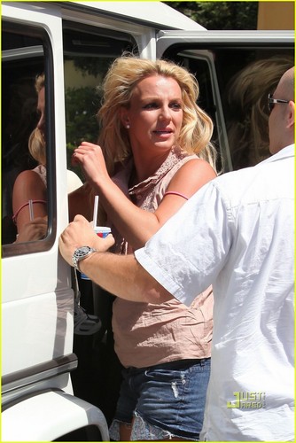  Britney Spears: Burgers with Her Boys!