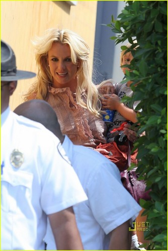  Britney Spears: Burgers with Her Boys!