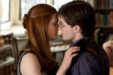  Ginny and Harry's চুম্বন (DH new photo)
