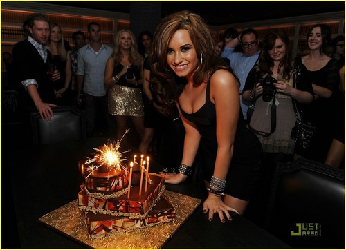  Happy 18th Birthday, Demi!