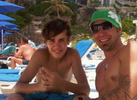  Justin Bieber with his dad in barbados