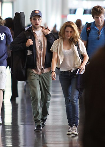  Kristen and Rob leaving Montreal