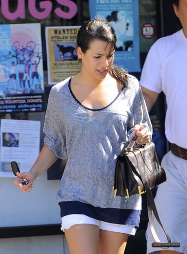  LEA MICHELE PICKS UP HER DRY CLEANING - AUGUST 20, 2010