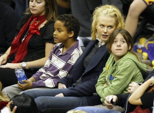  Nicole at Lakers Game with Connor and Isabella