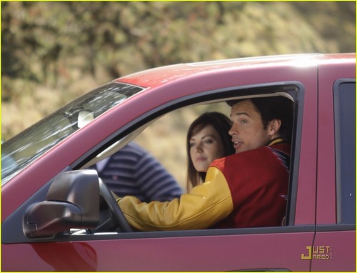  Tom Welling and Erica Durance filming the 200 episode of smallville