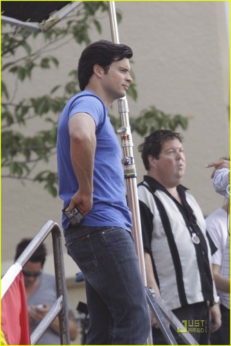  Tom Welling and Erica Durance filming the 200 episode of smallville - as aventuras do superboy in Vancover on August 16th