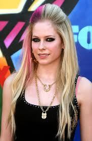  Avril - गुलाबी hair