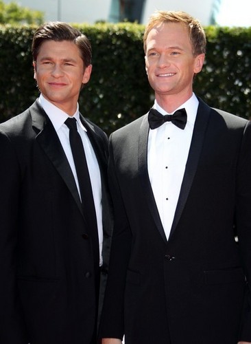 Neil Patrick Harris & David Burtka @ the 2010 Primetime Creative Arts Emmy Awards