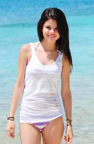  Selena at ビーチ