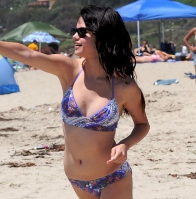  Selena at strand