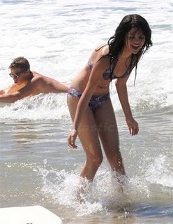  Selena at 바닷가, 비치