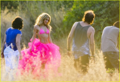  Shakira: Bright Bikini in Spain!
