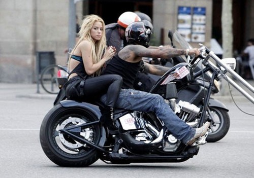  Shakira Spotted Riding Bike Without casque