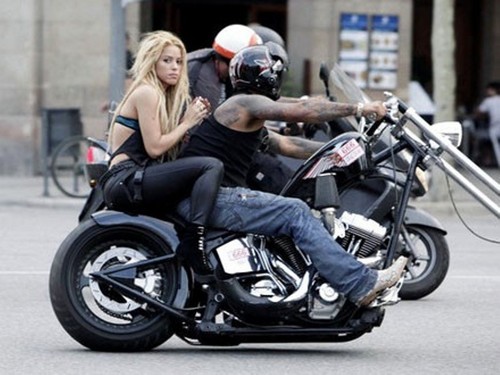  Shakira Spotted Riding Bike Without mũ bảo hiểm