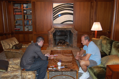  Shane Gillen performing magic for Kelsey Grammer at his New York home pagina