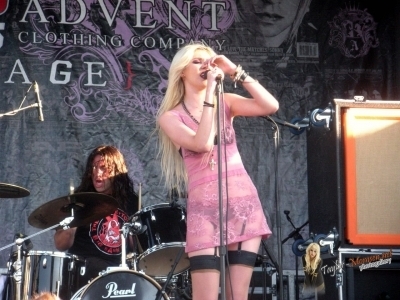  Taylor Momsen The Pretty Reckless: 2010 Vans Warped Tour > August 10: San Diego, CA