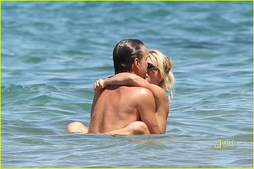Britney & Jason out in Hawaii