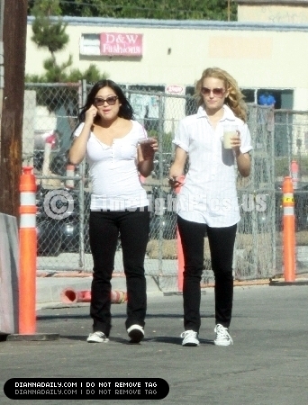  Jenna and Dianna on set 26/08/2010