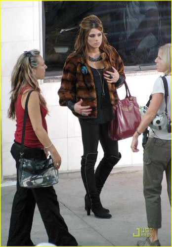 New Ashley pictures on the set of LOL