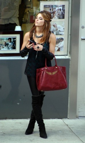 New Ashley pictures on the set of LOL