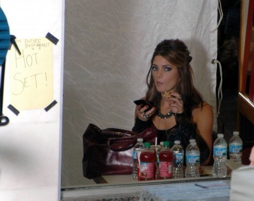  New Ashley pictures on the set of LOL