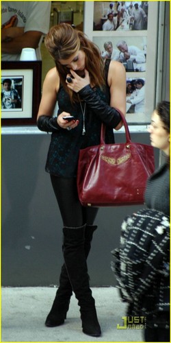  New Ashley pictures on the set of LOL