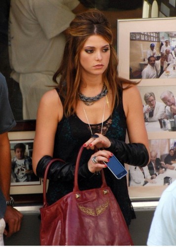  New Ashley pictures on the set of MDR