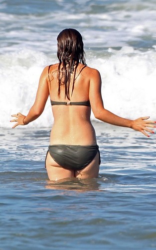  Olivia Wilde @ the beach, pwani (24 August, 2010)