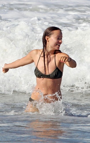  Olivia Wilde @ the plage (24 August, 2010)