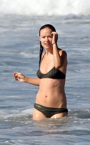  Olivia Wilde @ the plage (24 August, 2010)