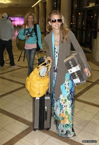  2010-08-29 AnnaLynne arrives at the LAX