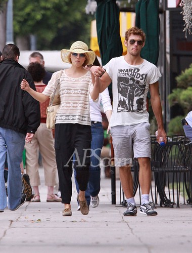  Alex Pettyfer & Dianna Agron in Beverly Hills (28 Aug)