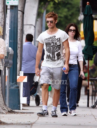  Alex Pettyfer & Dianna Agron in Beverly Hills (28 Aug)