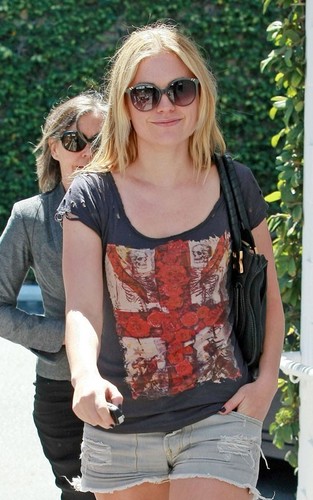  Anna Paquin and her mother Mary at 프레드 Segal in Santa Monica (August 23)