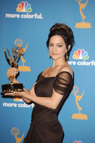  Archie Panjabi & her Emmy Award