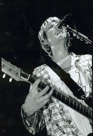  Cobain performing with 너바나 at earlier days.