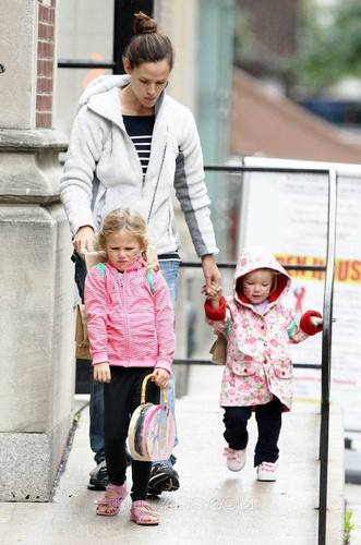  Jen, tolet, violet and Seraphina out and about in NYC!