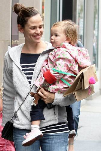  Jen, фиолетовый and Seraphina out and about in NYC!