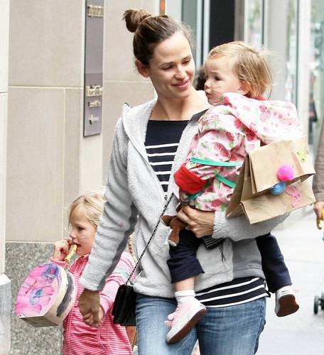  Jen, バイオレット and Seraphina out and about in NYC!