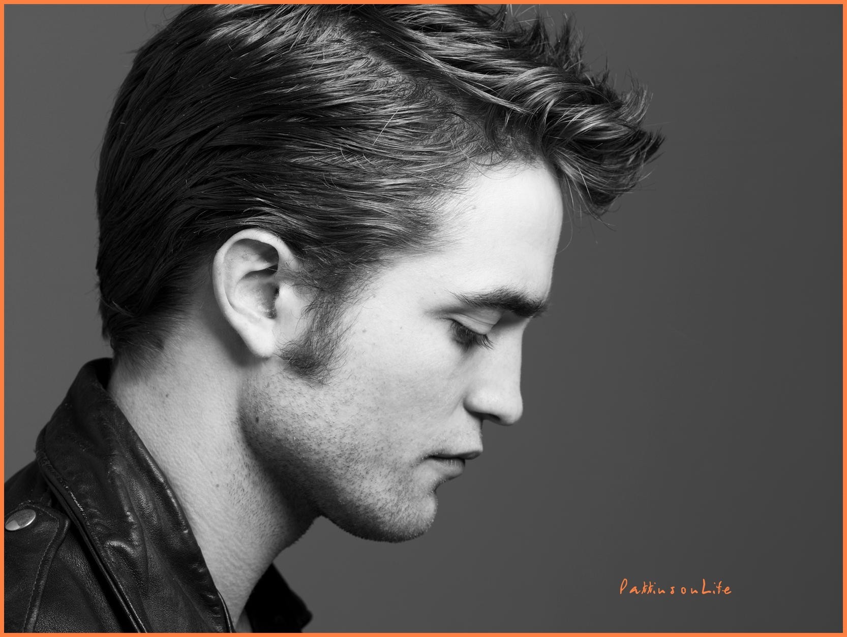 Лицо набок. Robert Pattinson профиль.