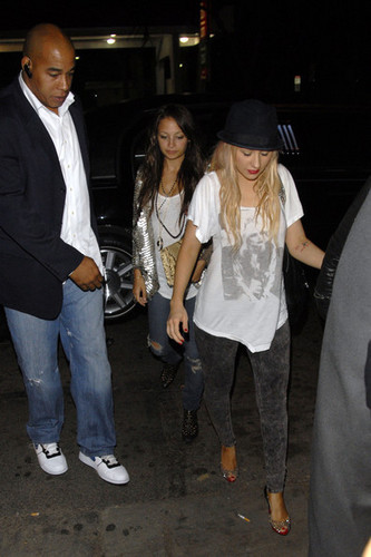  Nicole Richie and Christina Aguilera at Voyeur Nightclub