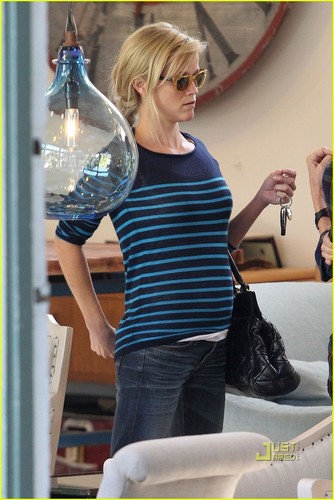  Reese Witherspoon Shows Her Stripes