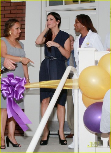  Sandra Bullock Opens A Clinic For New Orleans