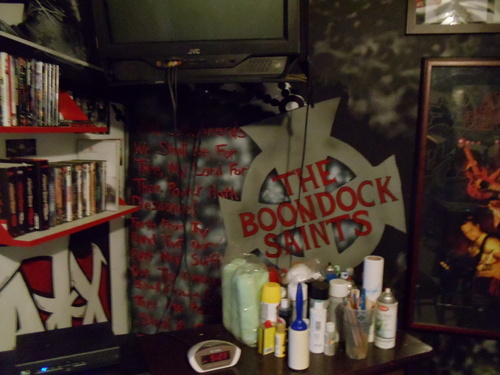  Spray Painting I made of The Boondock Saints پار, صلیب in My Room with prayer from the movie on the side