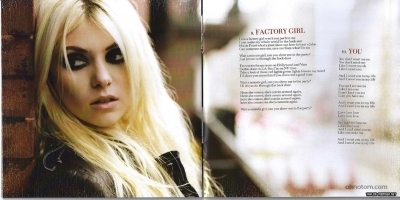  The Pretty Reckless > 'Light Me Up' (Booklet Scans)