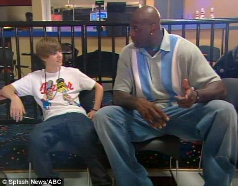  Justin Bieber Beats Shaquille O’Neal On The বাস্কেটবল Court