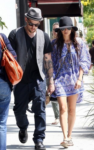  Nicole Richie and Joel Madden out for a lunch 日期 (August 8)