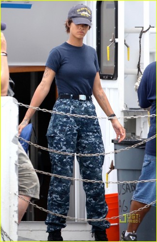  Рианна on set 'Battleship'